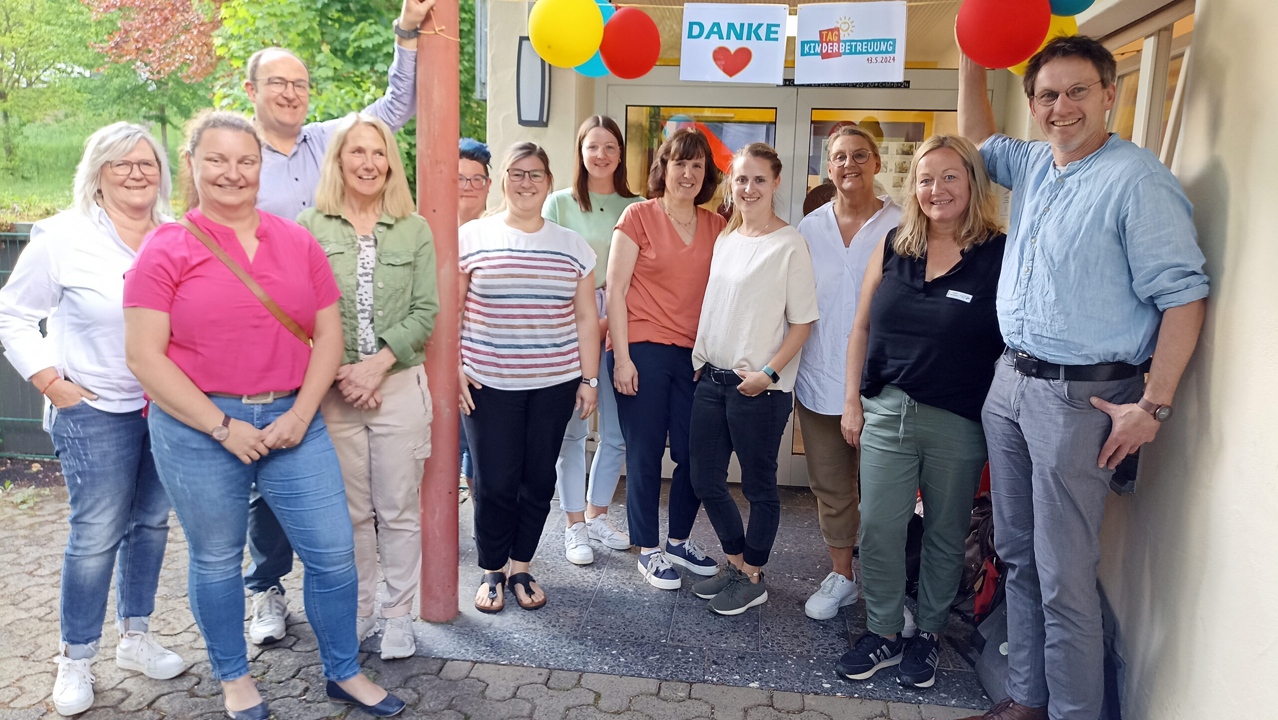 Am „Tag der Kinderbetreuung“ trafen sich in der WIR-KITA St. Josef in Saalhausen Kita-Leitungen, Trägervertreter mit dem Landtagsabgeordneten der Grünen Dr. Gregor Kaiser. Unser Bild zeigt von links nach rechts: Martina Wichtmann, Alexa Müller, Michael Stratmann, Bettina Vetter, Sarah Schulte, Maria Lücking, Laura Schütte, Judith Tillmann, Nadine Nöker, Birgit Heimes, Claudia Sternberg, Dr. Gregor Kaiser. Bildnachweis: WIR-KITAs (Abdruck für redaktionelle Zwecke honorarfrei)