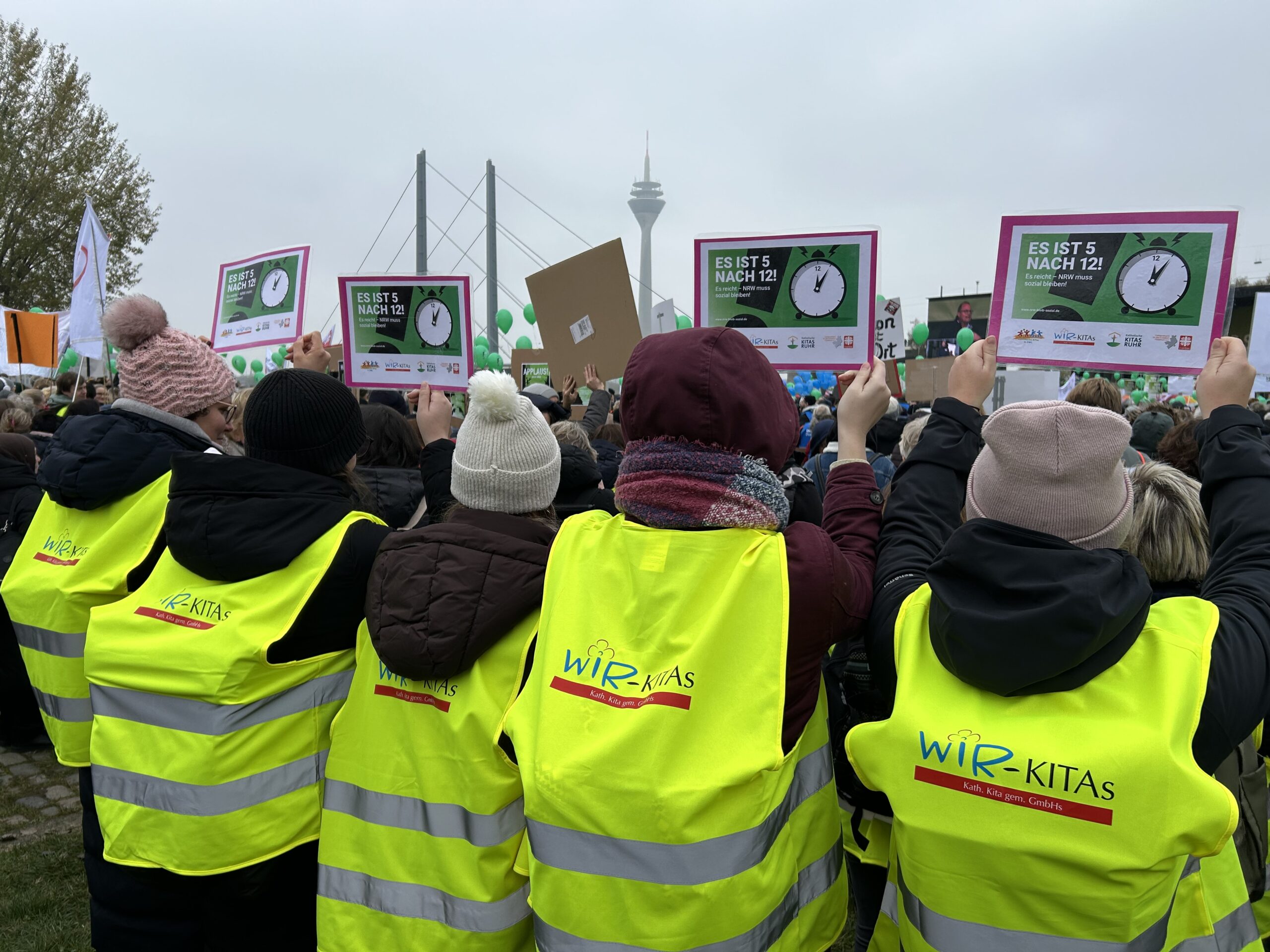 Mit Warnweste, Trillerpfeife und Plakaten wollten über 500 Mitarbeitende aus den WIR-KITAs gemeinsam mit 32.000 Kolleginnen und Kollegen die Politik wachrütteln.