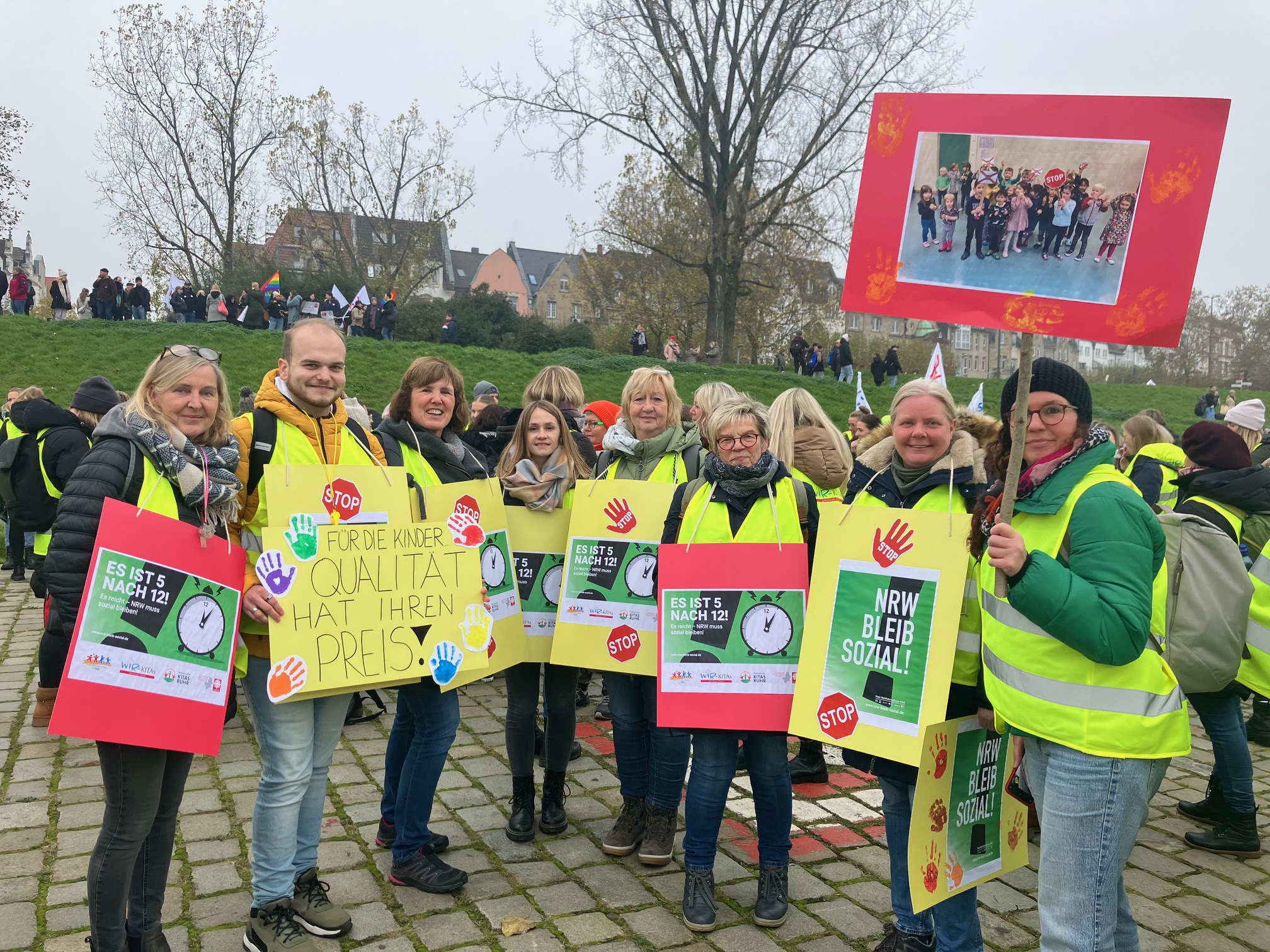 Die Erzieherinnen und Erzieher aus der WIR-KITA St. Bartholomäus in Meggen (Lennestadt/Kreis Olpe) nahmen die Kinder, die gerne mit nach Düsseldorf gefahren wären, stellvertretend als Foto auf einem Plakat mit.