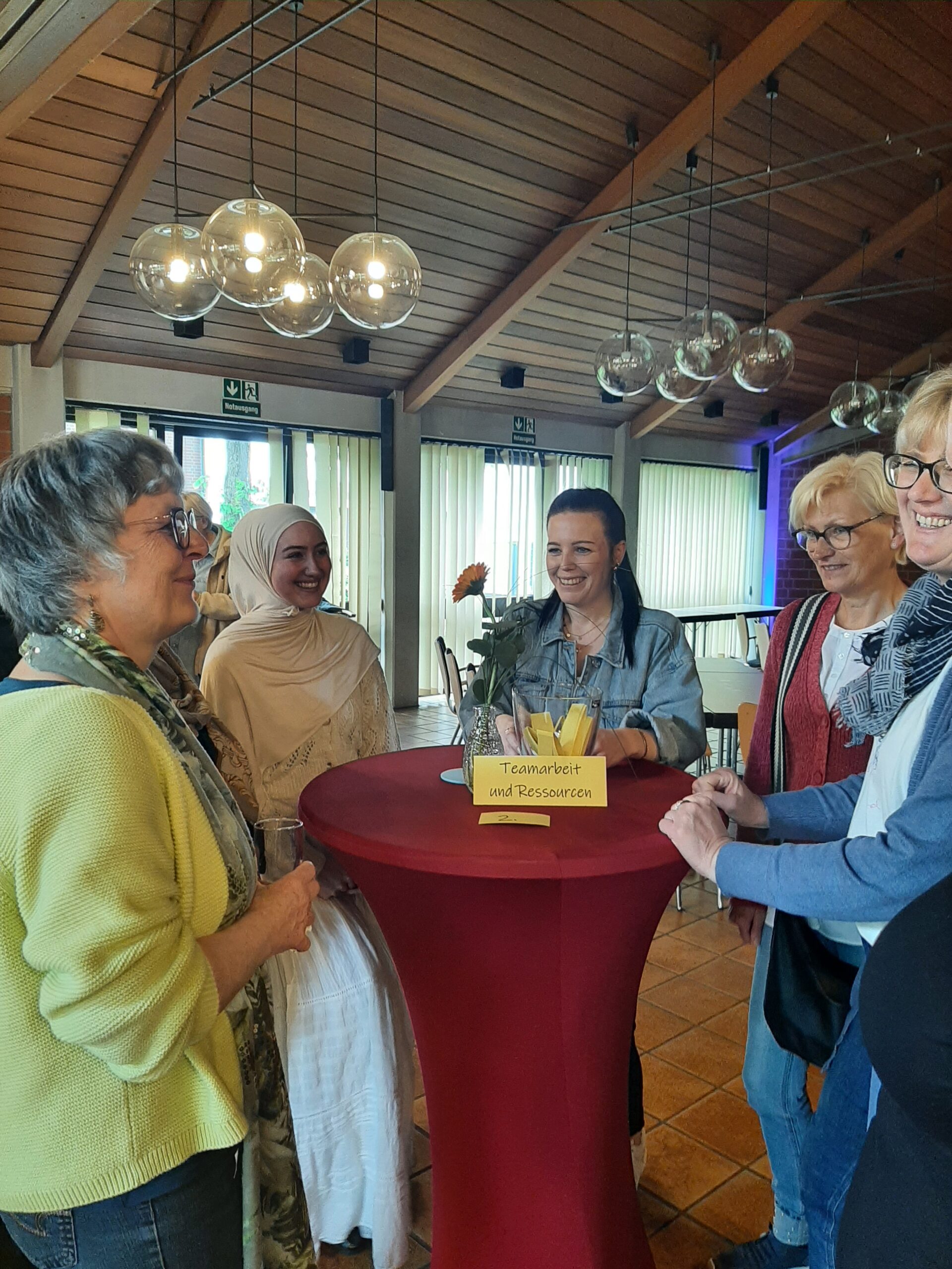 Bei den Veranstaltungen „SICHTBAR“ in den Pastoralverbünden Hamm lernten sich die Mitarbeitenden aus Pastoralteam und WIR-KITAs kennen und tauschten sich aus.