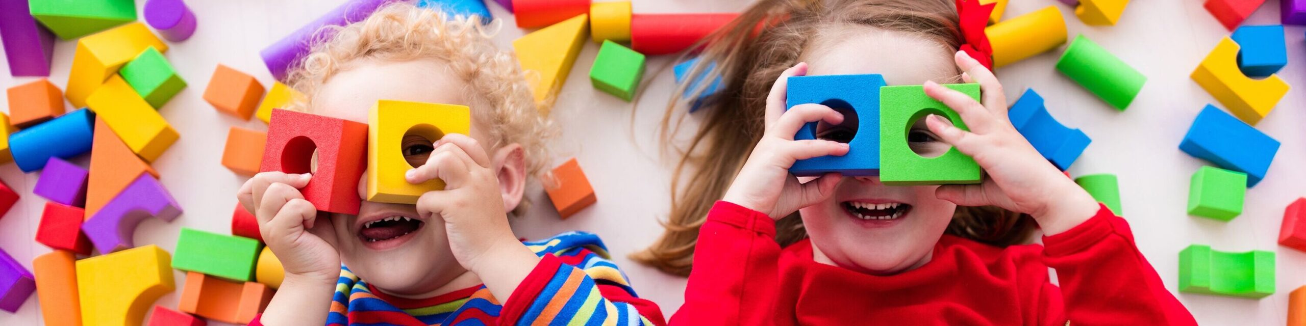 Kinder mit Bauklötzen
