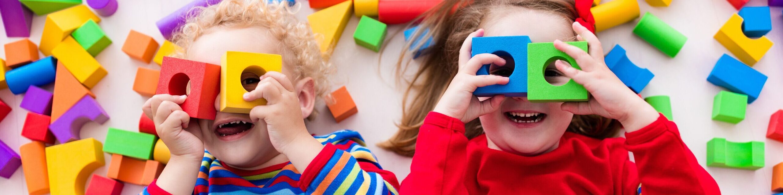 Kinder mit Bauklötzen