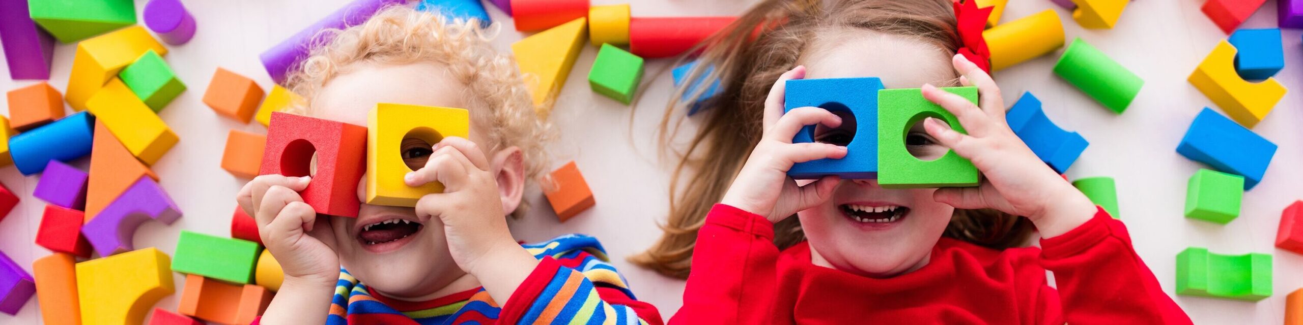 Kinder mit Bauklötzen