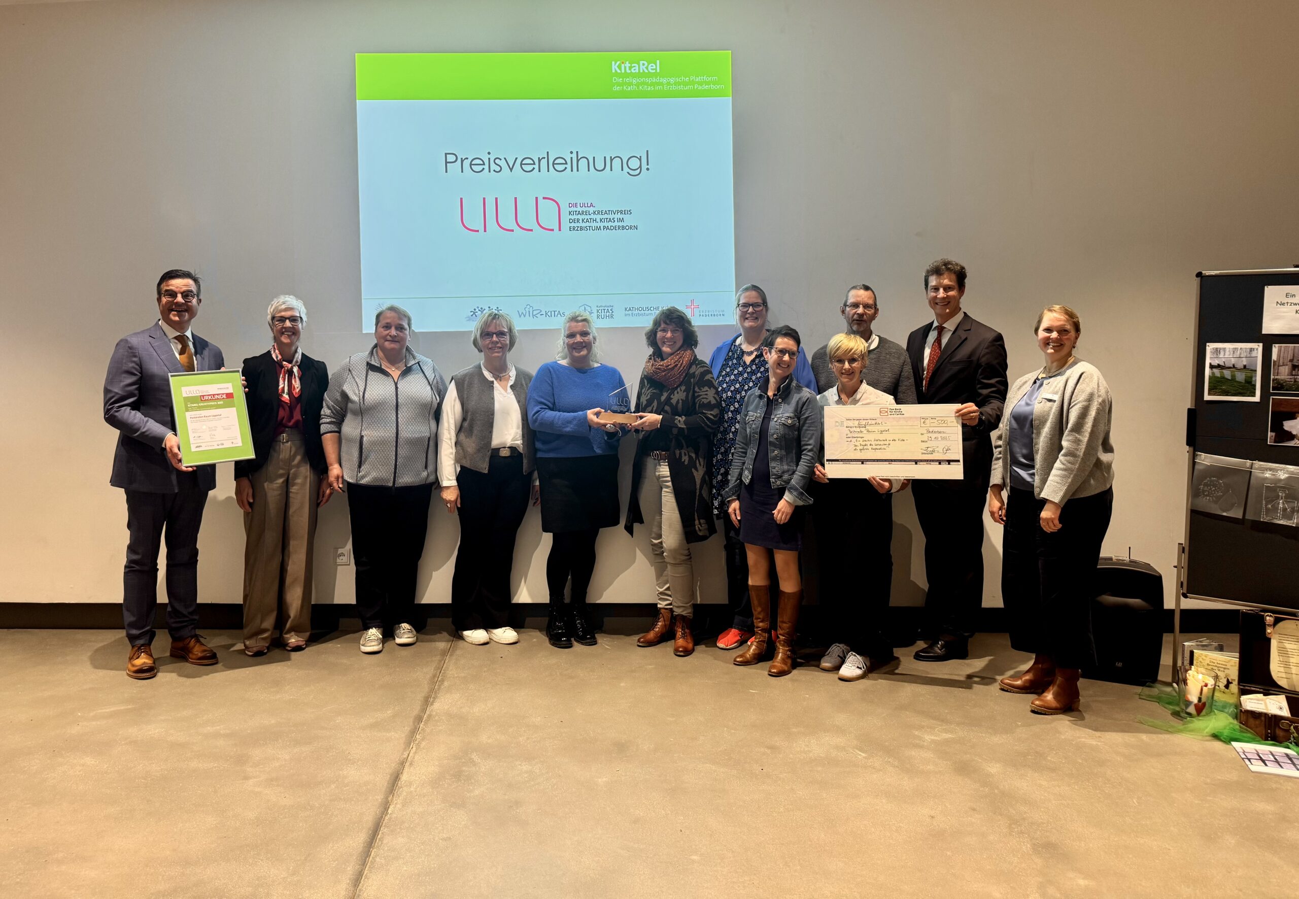 Vertreterinnen des Pastoralen Raums Lippetal mit (von links) Jurymitgliedern Meinolf Solfrian und Prof´in Bergit Peters, (rechts) Fachbereichsleitung Anja Nicolin, Freiherr von Fürstenberg (PaxBank) und Julia Brodersen-Schäfers (Verleiherin)