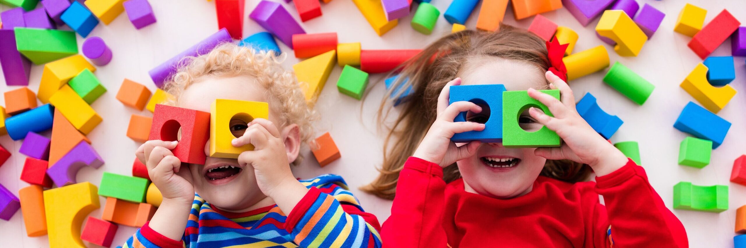 Kinder mit Bauklötzen