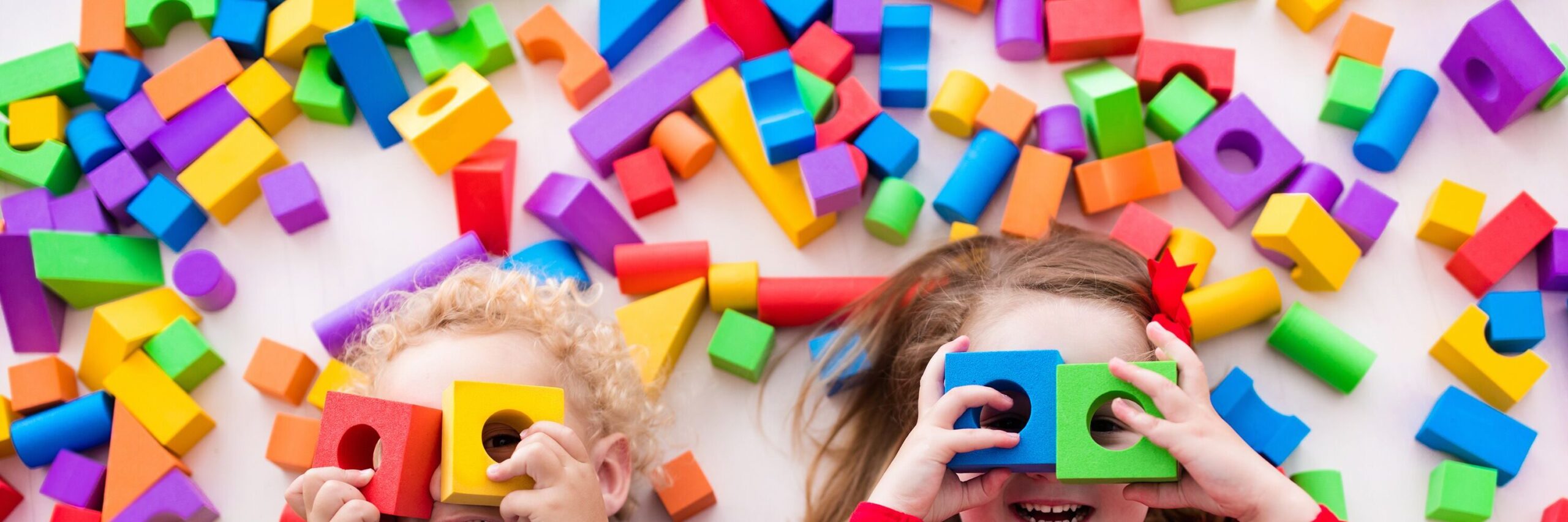 Kinder mit Bauklötzen