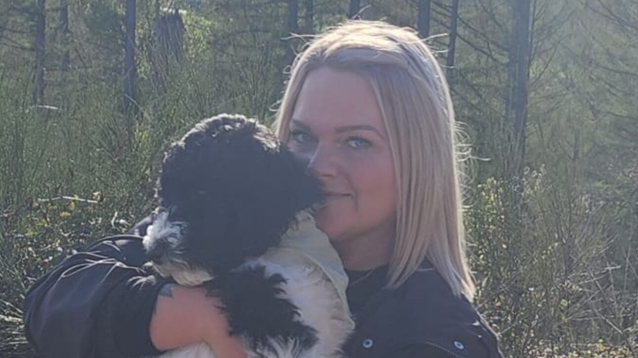 Naturverbunden im Beruf und in der Freizeit: Anne Streletz leitet seit August die WIR-KITA St. Agatha in Maumke. Beim Spaziergang mit Hund findet die 32-jährige Erzieherin frische Ideen für die pädagogische Wald- und Bewegungsarbeit der Kindertageseinrichtung.