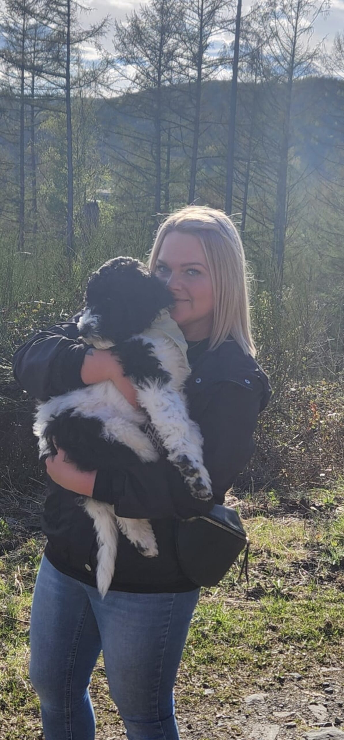 Naturverbunden im Beruf und in der Freizeit: Anne Streletz leitet seit August die WIR-KITA St. Agatha in Maumke. Beim Spaziergang mit Hund findet die 32-jährige Erzieherin frische Ideen für die pädagogische Wald- und Bewegungsarbeit der Kindertageseinrichtung.