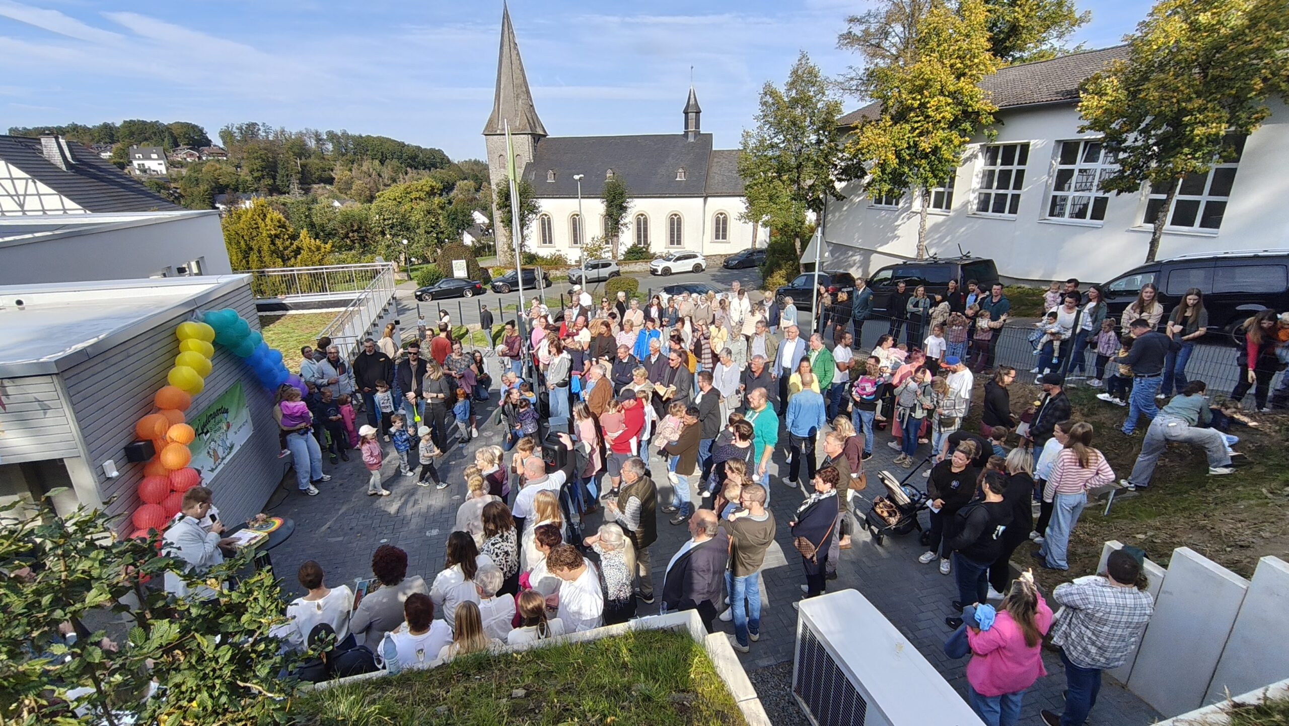 Auf dem Vorplatz des Neubaus fand die Feierstunde anlässlich zweier Jubiläen und der Einweihung des Neubaus statt.