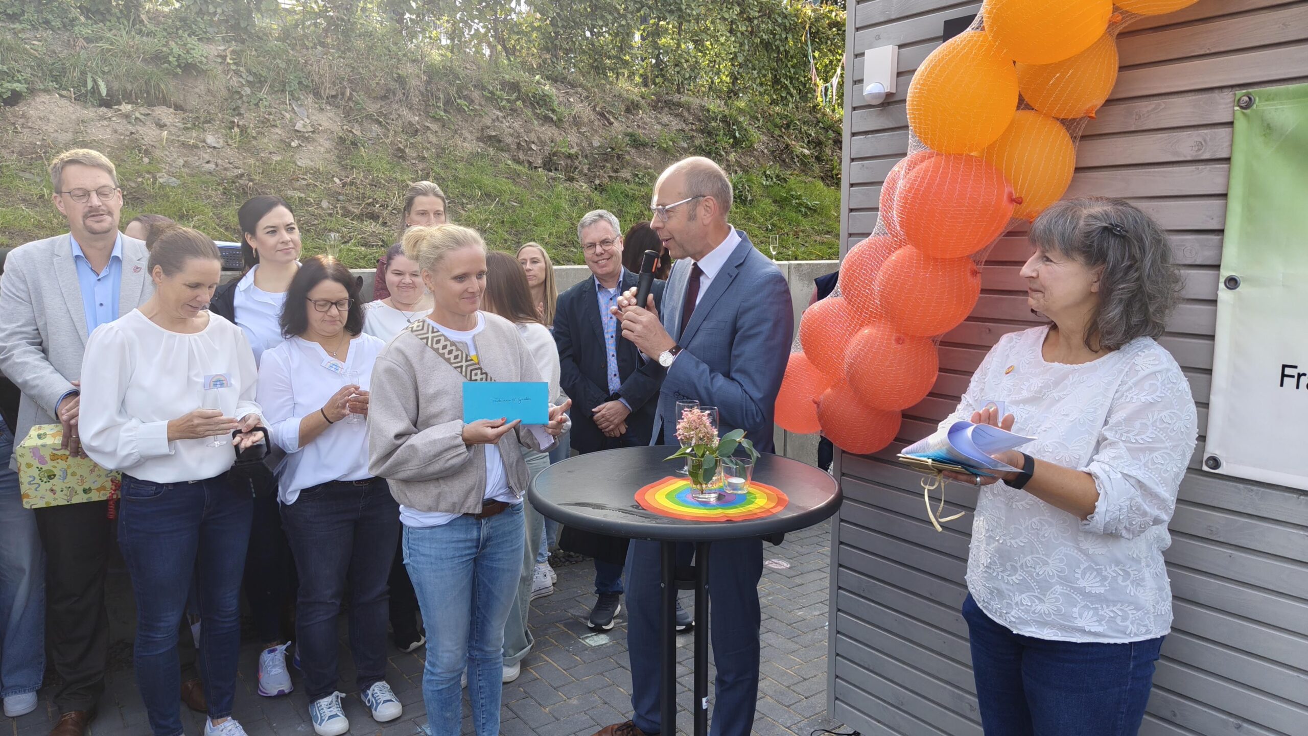 Der Bereichsleiter der WIR-KITAS, Peter Schmitz, hatte Geschenke sowohl für den Kindergarten (rechts Einrichtungsleiterin Ilona Winkel) wie für den Förderverein mitgebracht, das Vorsitzende Dr. Silja Lockemann entgegennahm.