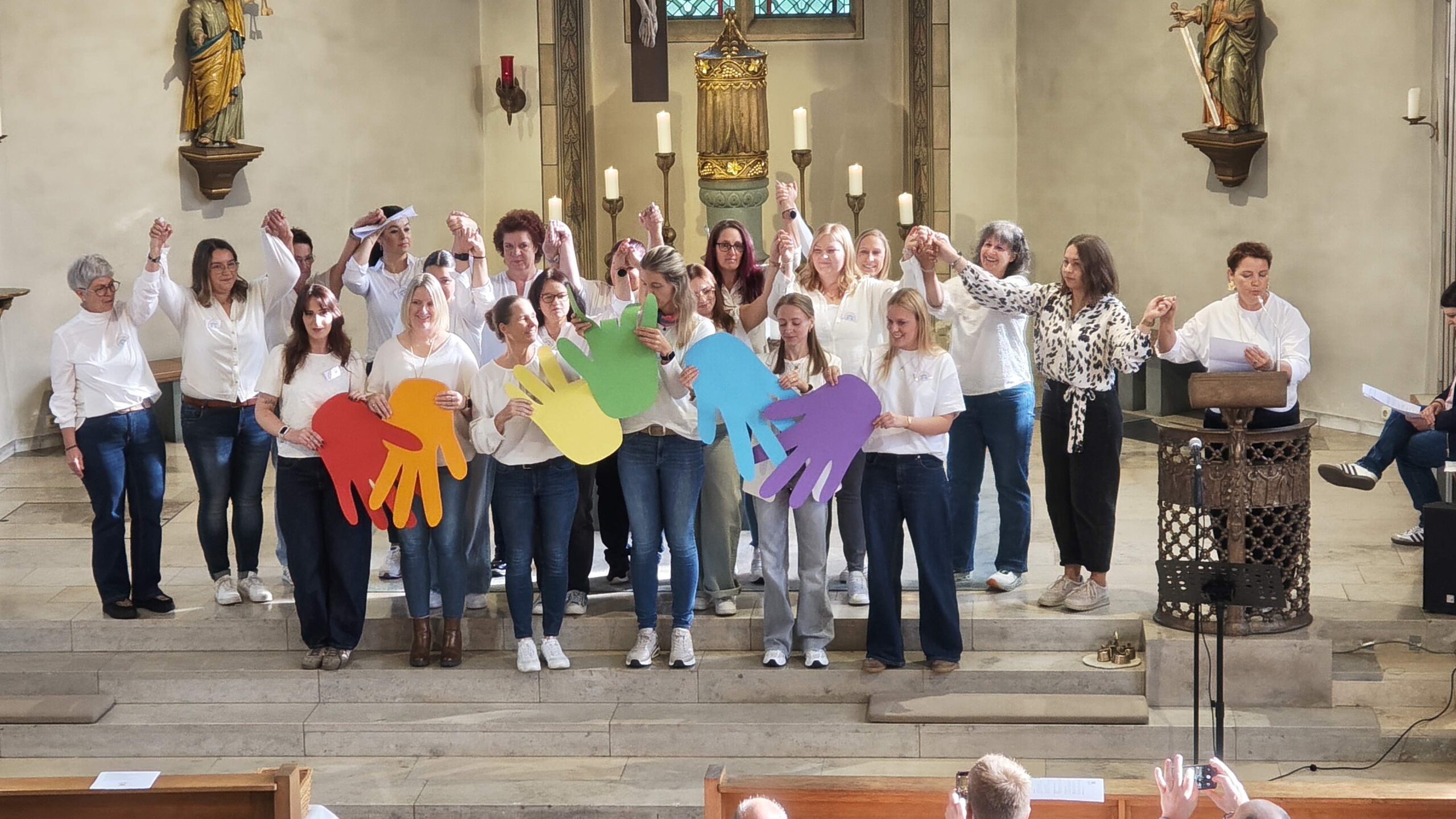 Die Erzieherinnen demonstrierten im Wortgottesdienst spielerisch, dass durch den Zuwachs um zwei Gruppen nun der Regenbogen farblich komplett ist. Aus ursprünglich drei Gruppen wurden nun nach 50 Jahren sechs.